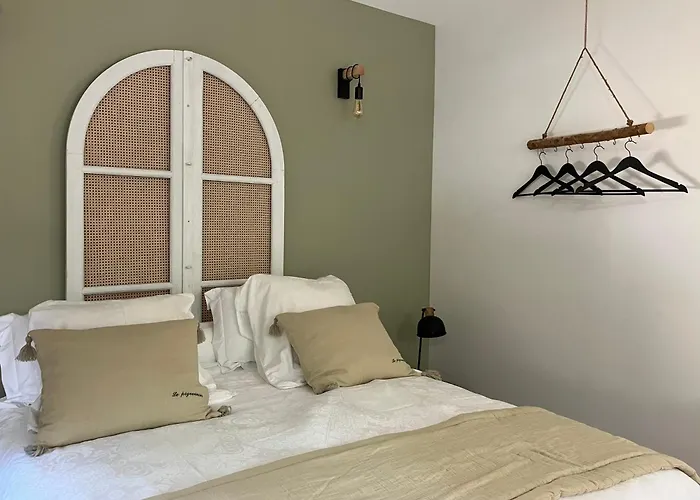 Le Pigeonnier 3* نيم