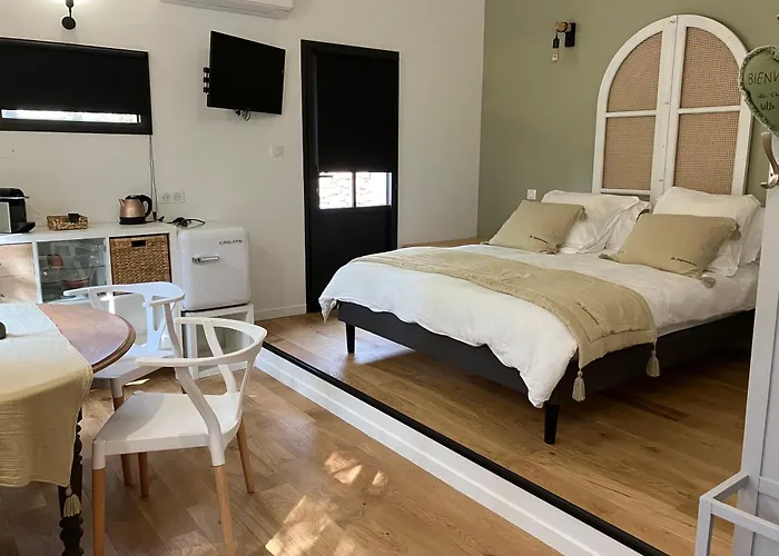 Le Pigeonnier 3* نيم